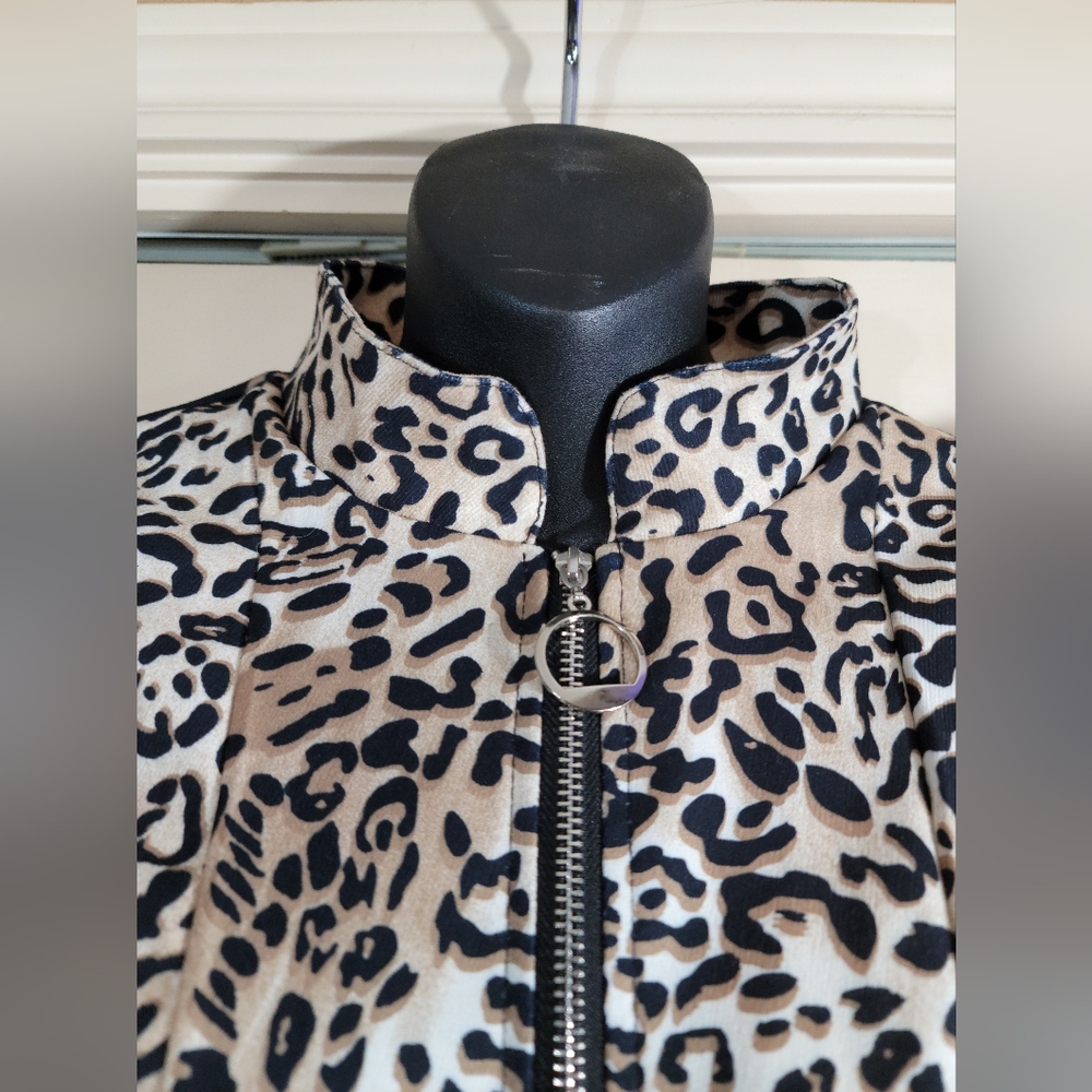 Leopard Print Zip-Up Jacket Top Ruffled Shoulders - Picture 2 of 6
